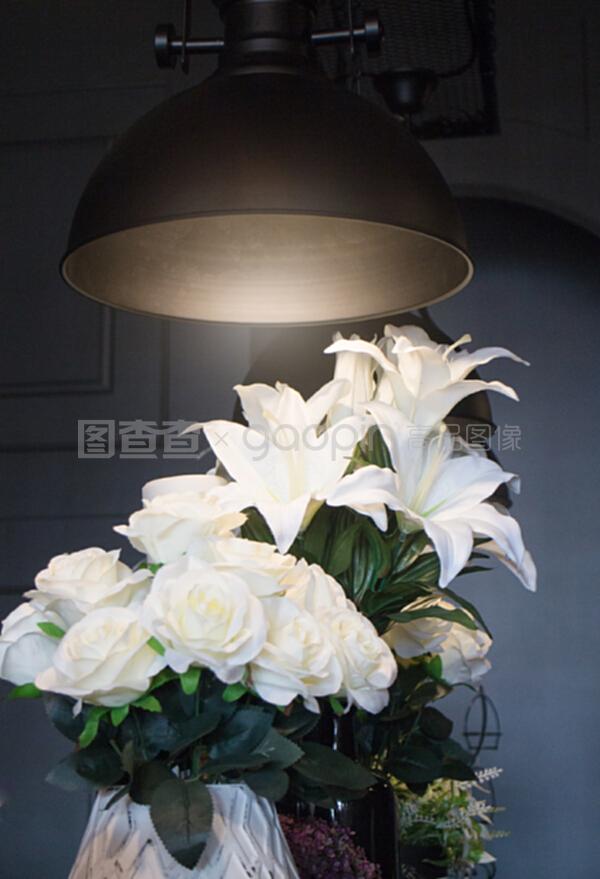 素雅与永恒 白色百合花在花瓶装饰中的艺术魅力
